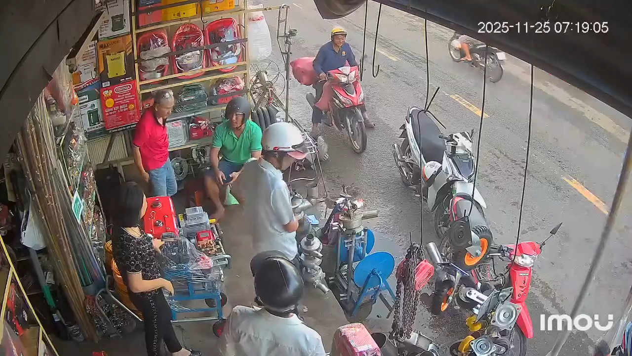 Đi giao dừa cho khách, người đàn ông vô cớ bị đạp ngã