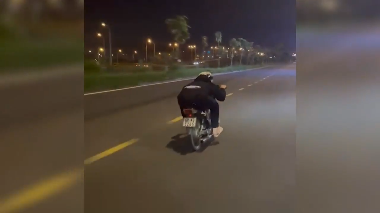 Thanh niên ‘làm xiếc’ trên yên xe ở TP HCM