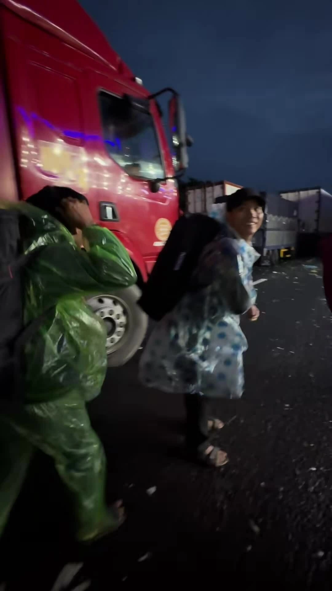 Những chuyến đi ‘sống chết’ về quê trong đêm lũ