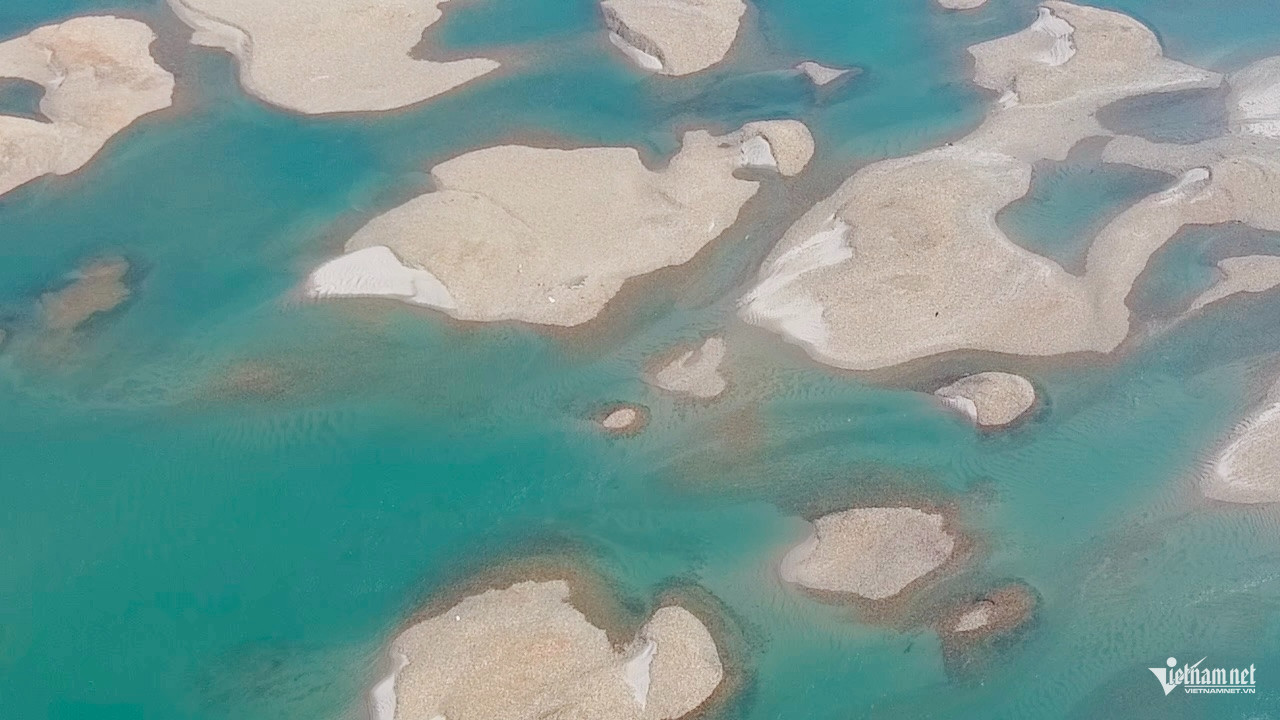 Sông Đà cạn nước, lộ cảnh hiếm gặp ở hạ lưu thủy điện Hòa Bình