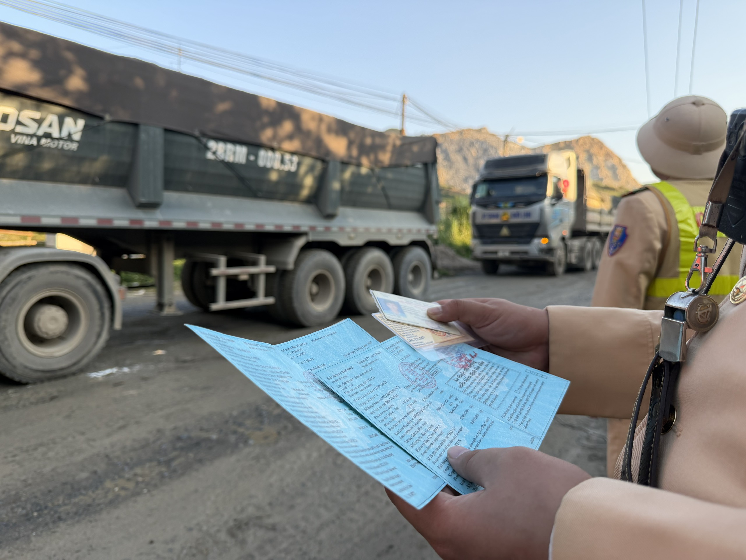 Cảnh sát giao thông Phú Thọ xử lý hàng loạt xe tải cỡ lớn cày nát tuyến đường dân sinh