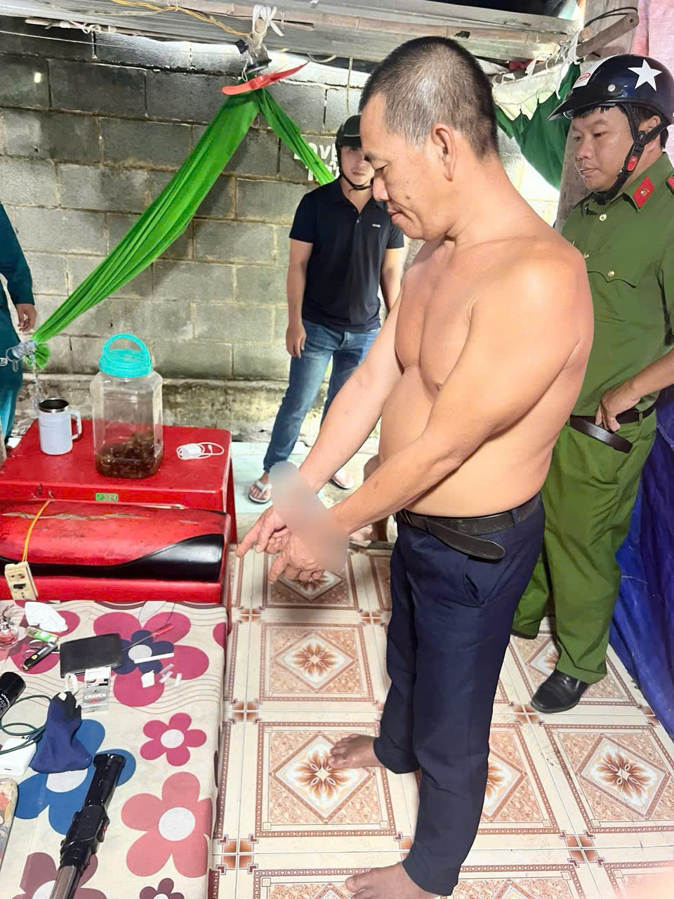 Công an xã An Phước, tỉnh Đồng Nai bắt giữ đối tượng về hành vi “Tàng trữ trái phép chất ma t/úy”, thể hiện tinh thần chủ động, quyết liệt trong cao điểm tấn công, trấn áp tội phạm.