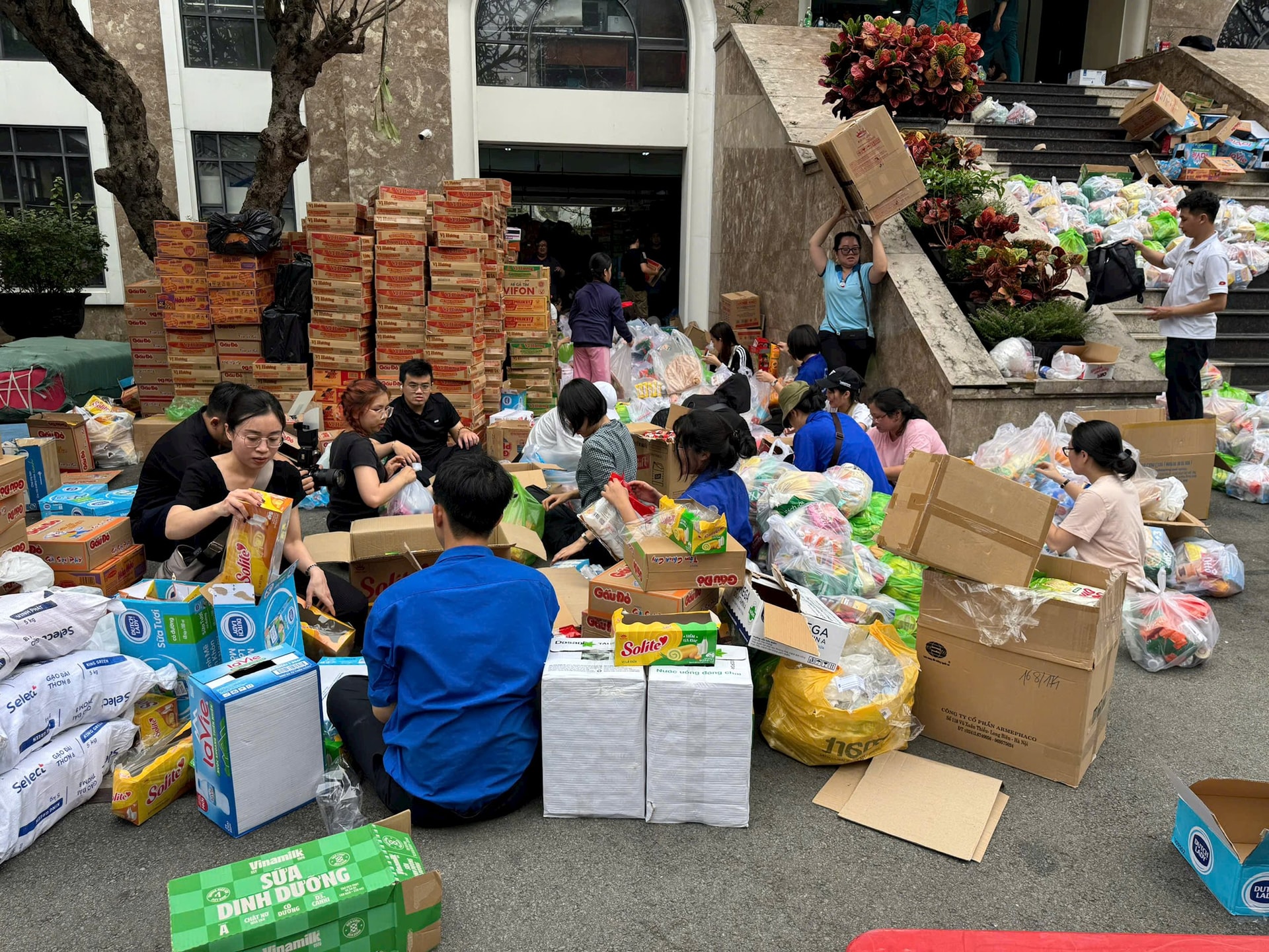 Chạy xe máy từ Tây Ninh lên TP. HCM gửi quà cứu trợ