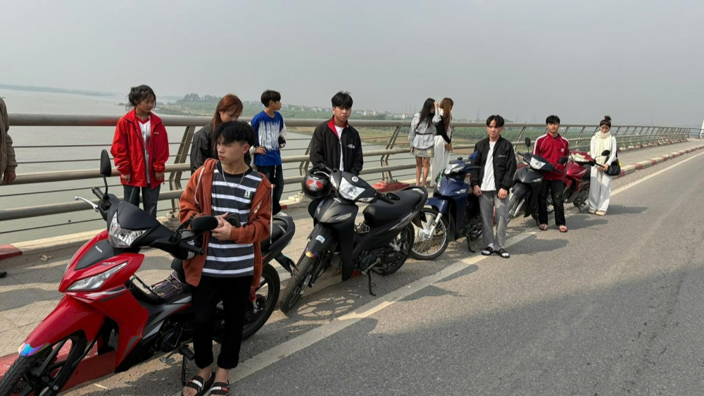 Bắc Ninh: Tụ tập trên cầu Kinh Dương Vương, 12 thanh niên bị kiểm tra, tạm giữ 9 xe máy