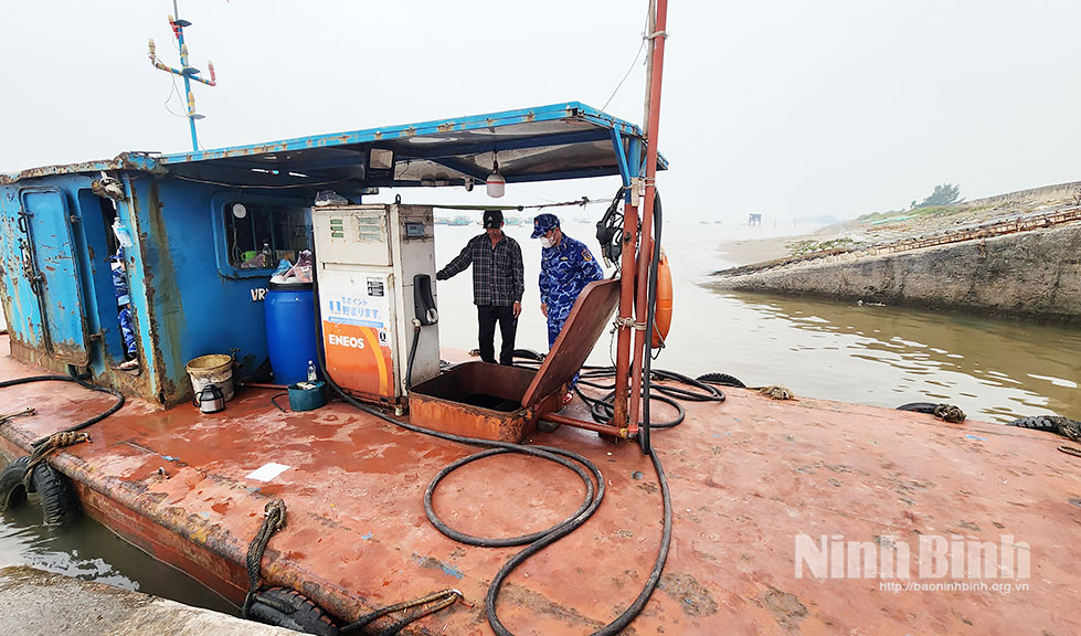 Cảnh sát biển tạm giữ tàu chở 12.000 lít dầu DO không rõ nguồn gốc tại vùng biển giáp ranh giữa tỉnh Hưng Yên và Ninh Bình