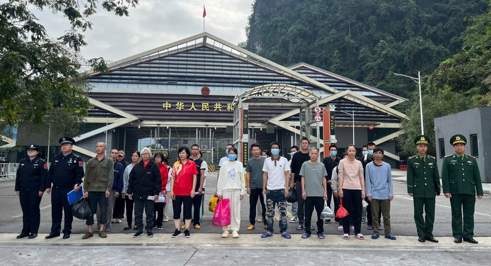 Tiếp nhận 55 công dân do phía Trung Quốc trao trả