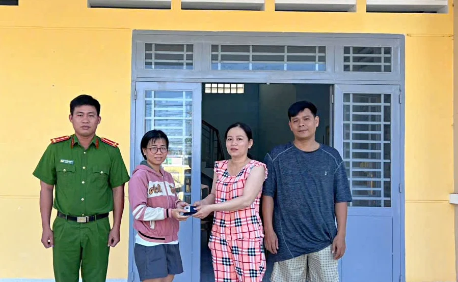 Nhặt được chiếc ví bên trong có hơn 5 triệu đồng, một vợ chồng ở xã Bến Cầu, tỉnh Tây Ninh đã trình báo Công an, sau đó trả lại cho người đánh rơi