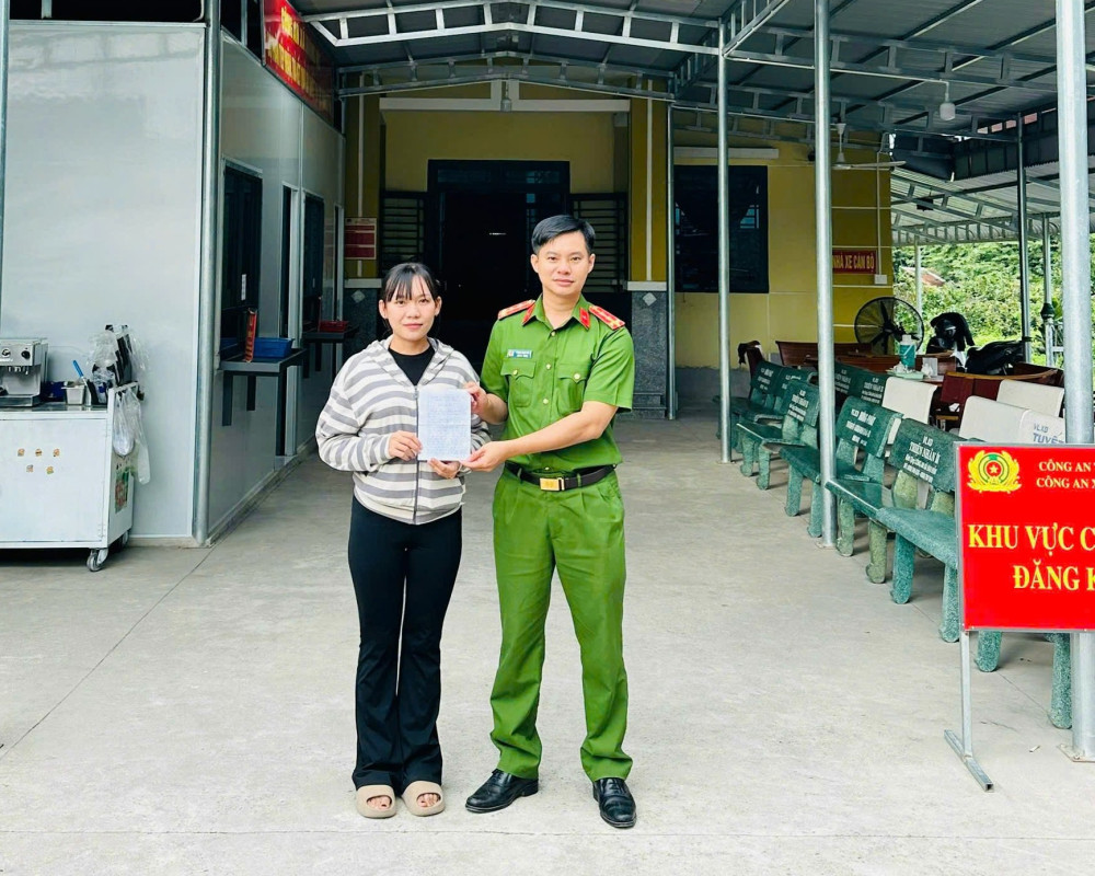 Công an xã Truông Mít hỗ trợ công dân nhận lại 15 triệu đồng chuyển nhầm