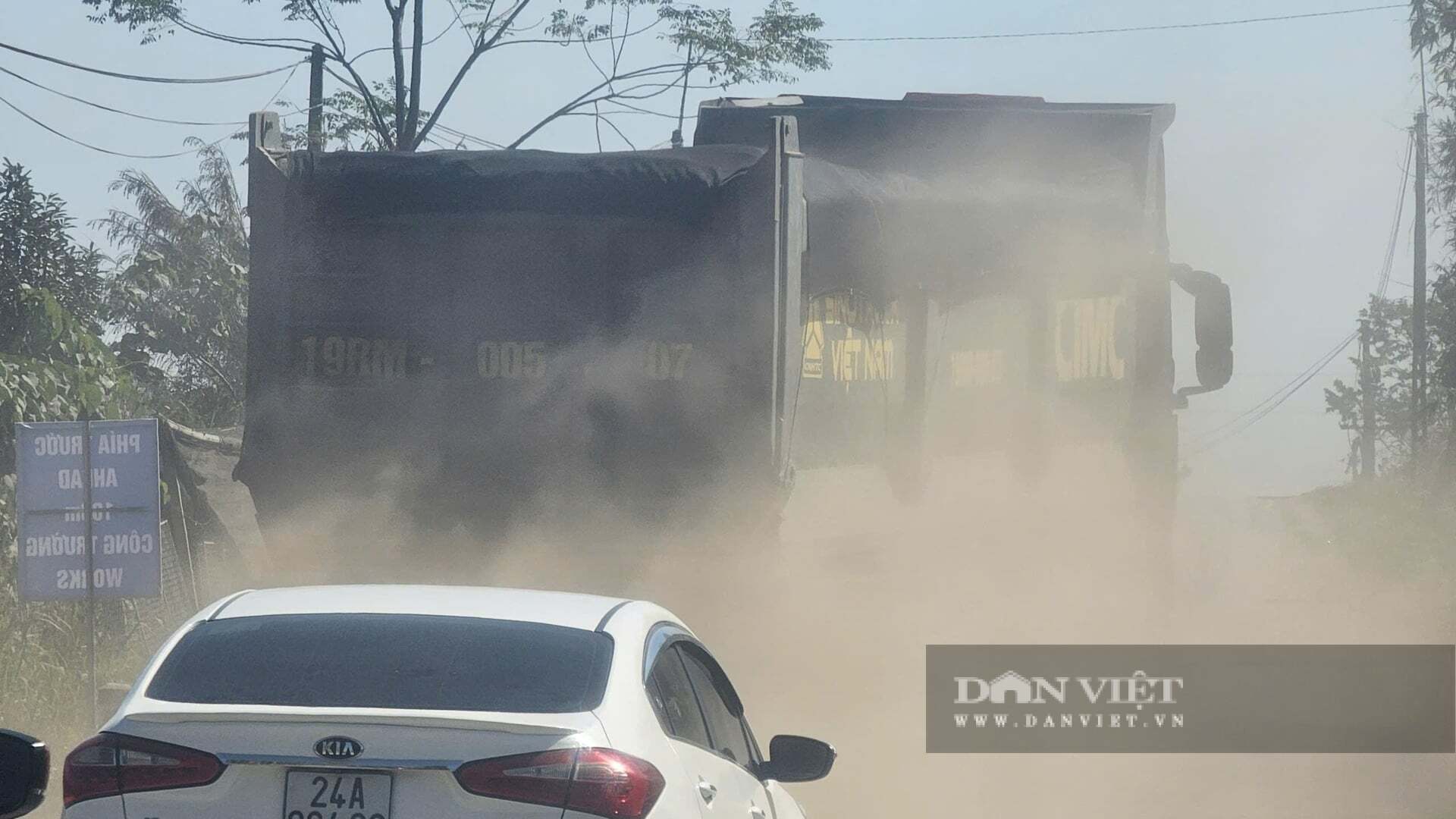 Lào Cai: Tỉnh lộ 166 bụi mù mịt, phải gánh những đoàn xe chở cát “lặc lè”