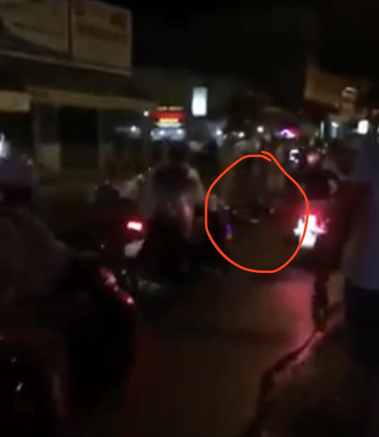 Bị CSGT dùng xe chuyên dụng chở lên phường, nam thanh niên ngồi sau chọtt lét làm CSGT ngaã xe 😔