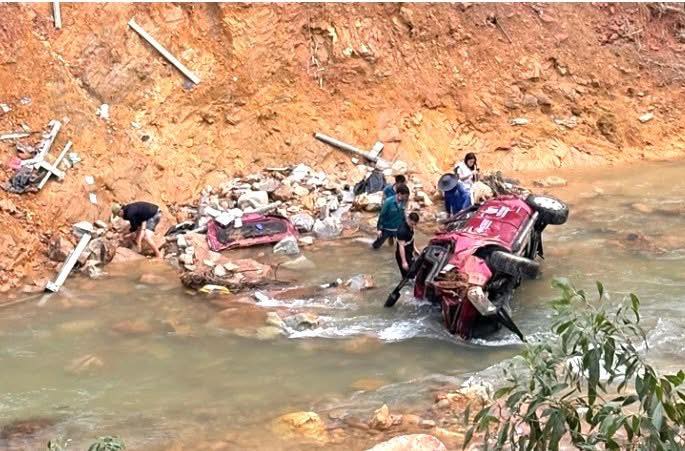 Xe bán tải rơi xuống suối sau va chạm trên tuyến La Sơn – Hòa Liên