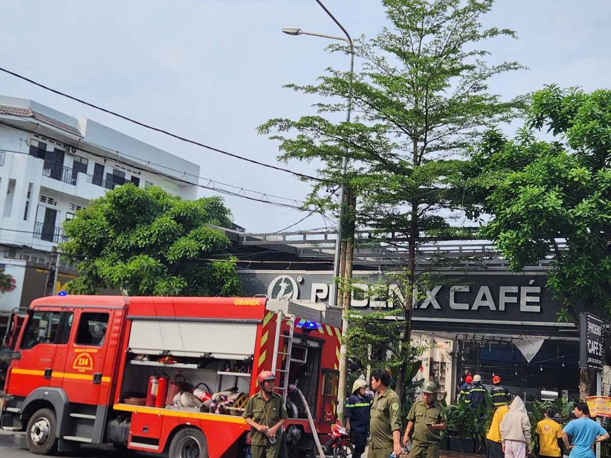 Quán cà phê ở TPHCM bốc cháy, khách hàng chạy tán loạn thoát thân