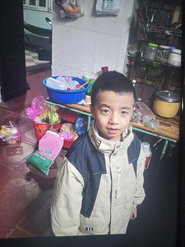 Hơn 100 người xuyên đêm tìm kiếm bé trai 6 tuổi