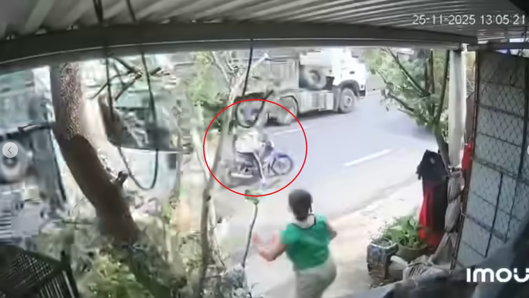 [VIDEO] Container mất phanh, chiến sĩ cảnh sát PCCC liều mình cứu mạng em học sinh trong phút giây sinh tử