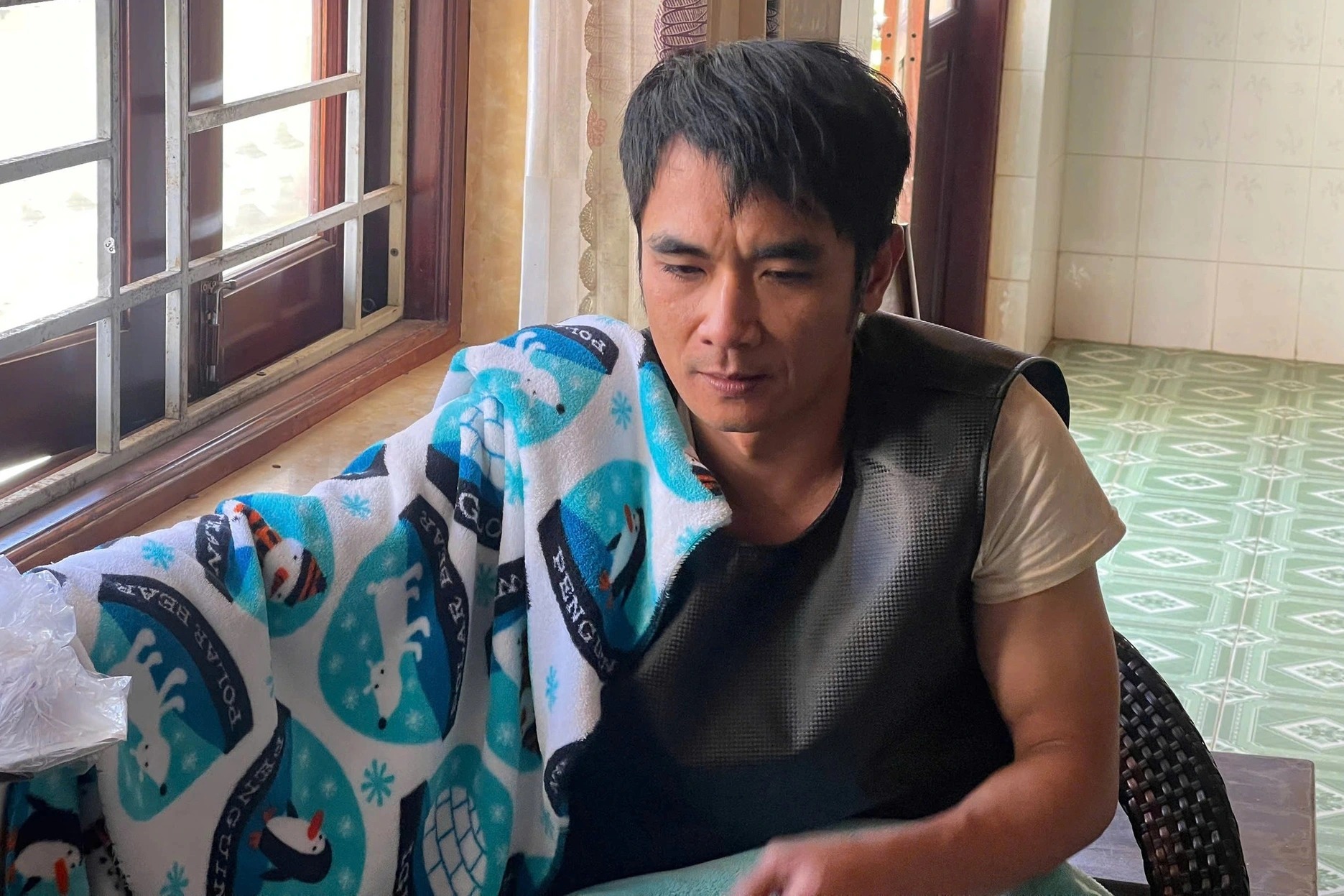 Khống chế đối tượng dùng kéo đâm vào mặt Đại úy công an