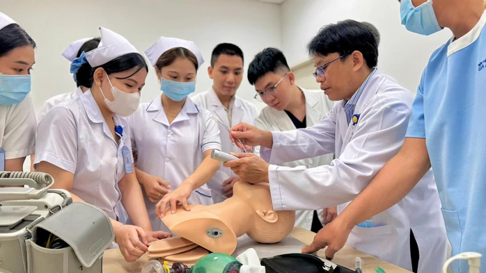 Bác sĩ cấp cứu đau lòng trước bé gái 3 tuổi sặc thức ăn ở nhà trẻ