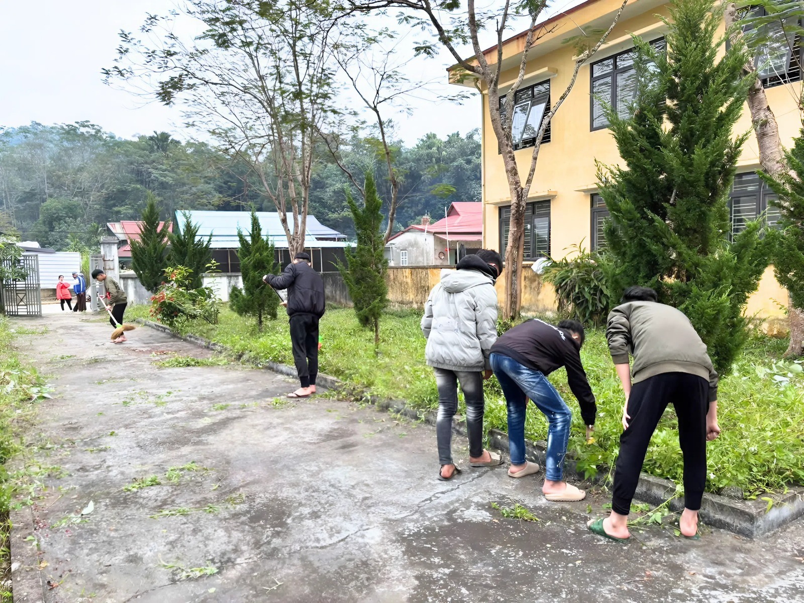 Công an xã Lâm Thượng, Yên Bái cũ tổ chức cho các thanh thiếu niên “chưa ngoan” trên địa bàn đi quét dọn khu vực tưởng niệm các anh hùng liệt sĩ