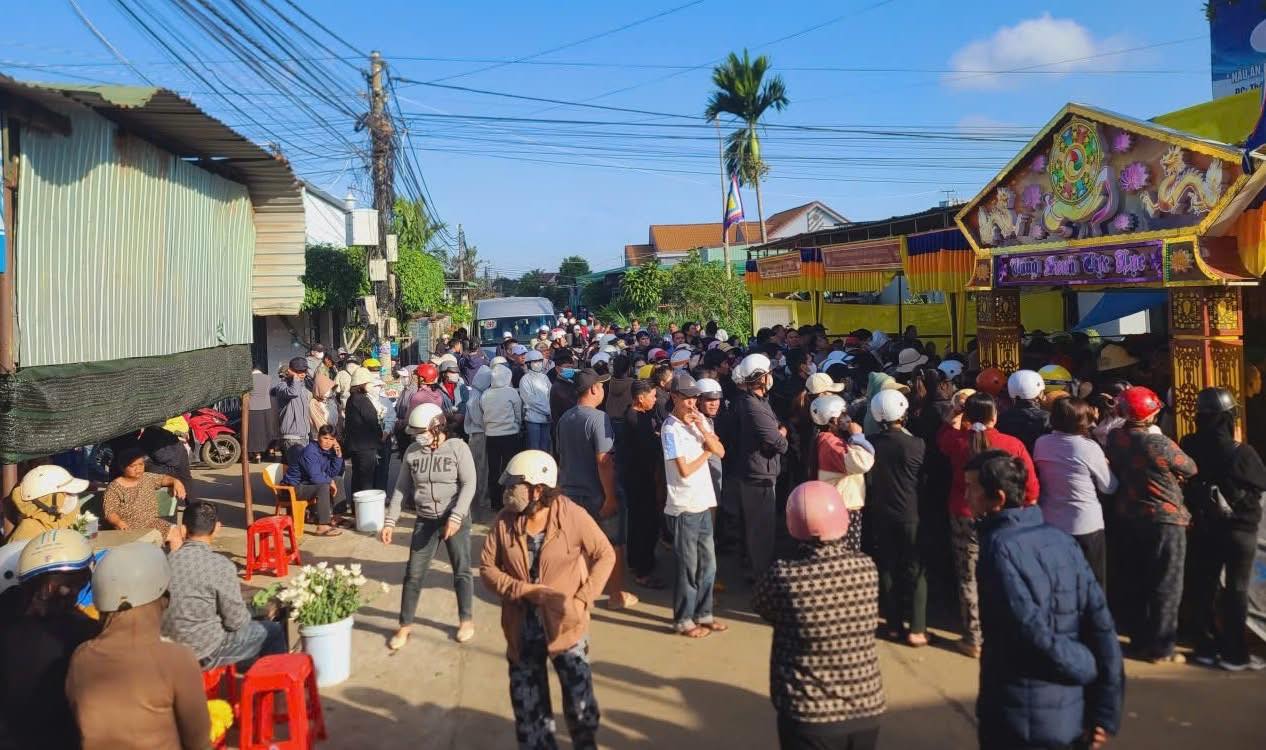 CẢ XÓM LÀNG TIỄN BIỆT 4 MẢNH ĐỜI XẤU SỐ