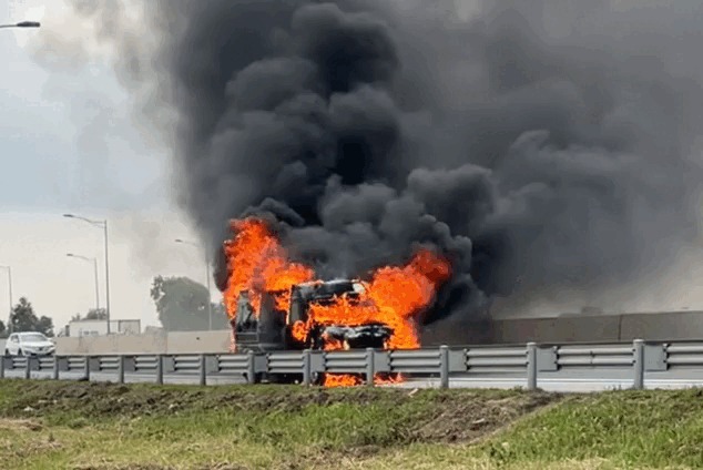 Xe khách limousine cháy rụi trên cao tốc Hà Nội – Hải Phòng