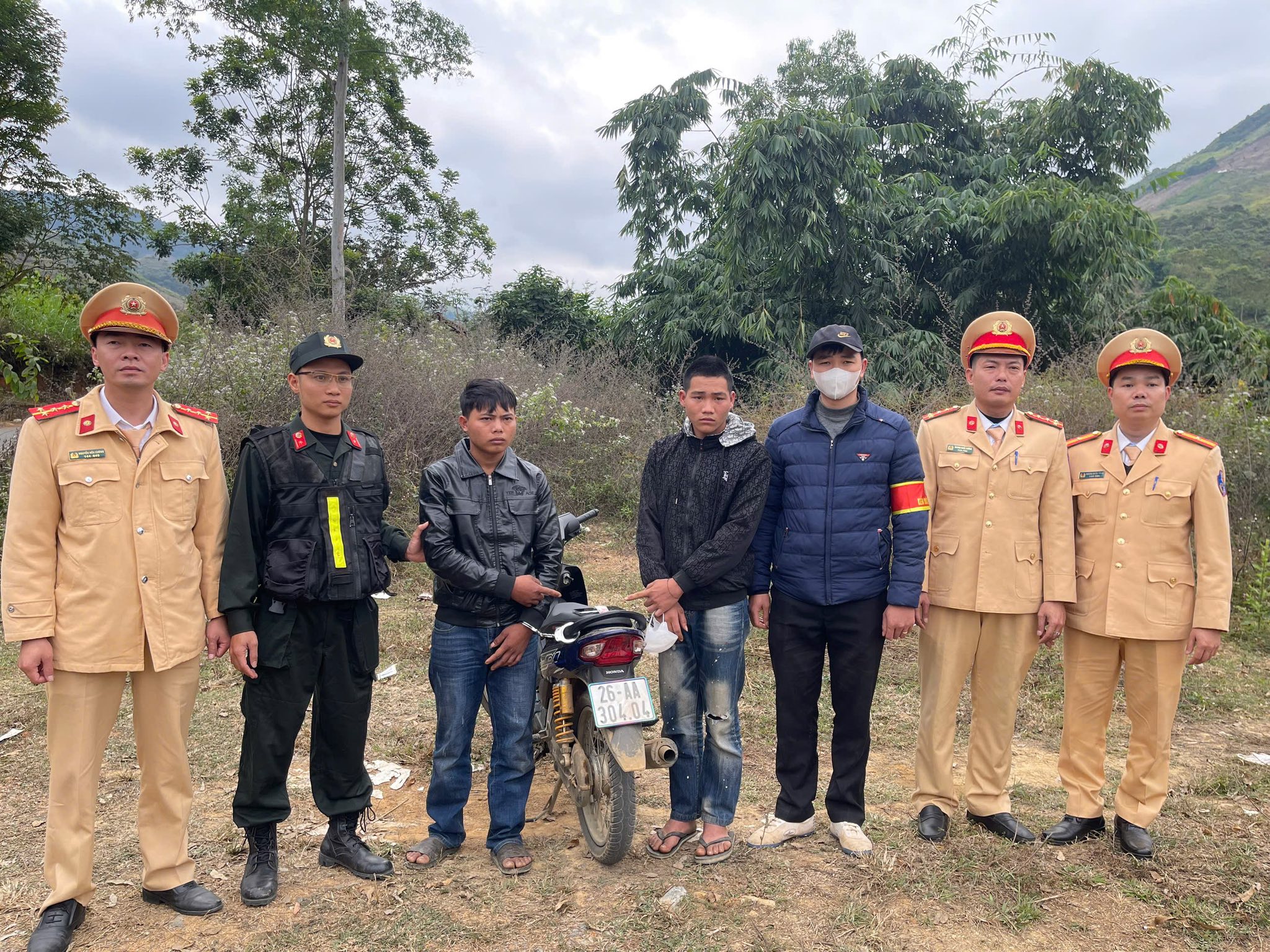 Phòng CSGT Công an tỉnh Sơn La bắt giữ hai đối tượng tàng trữ trái phép chất ma tuý