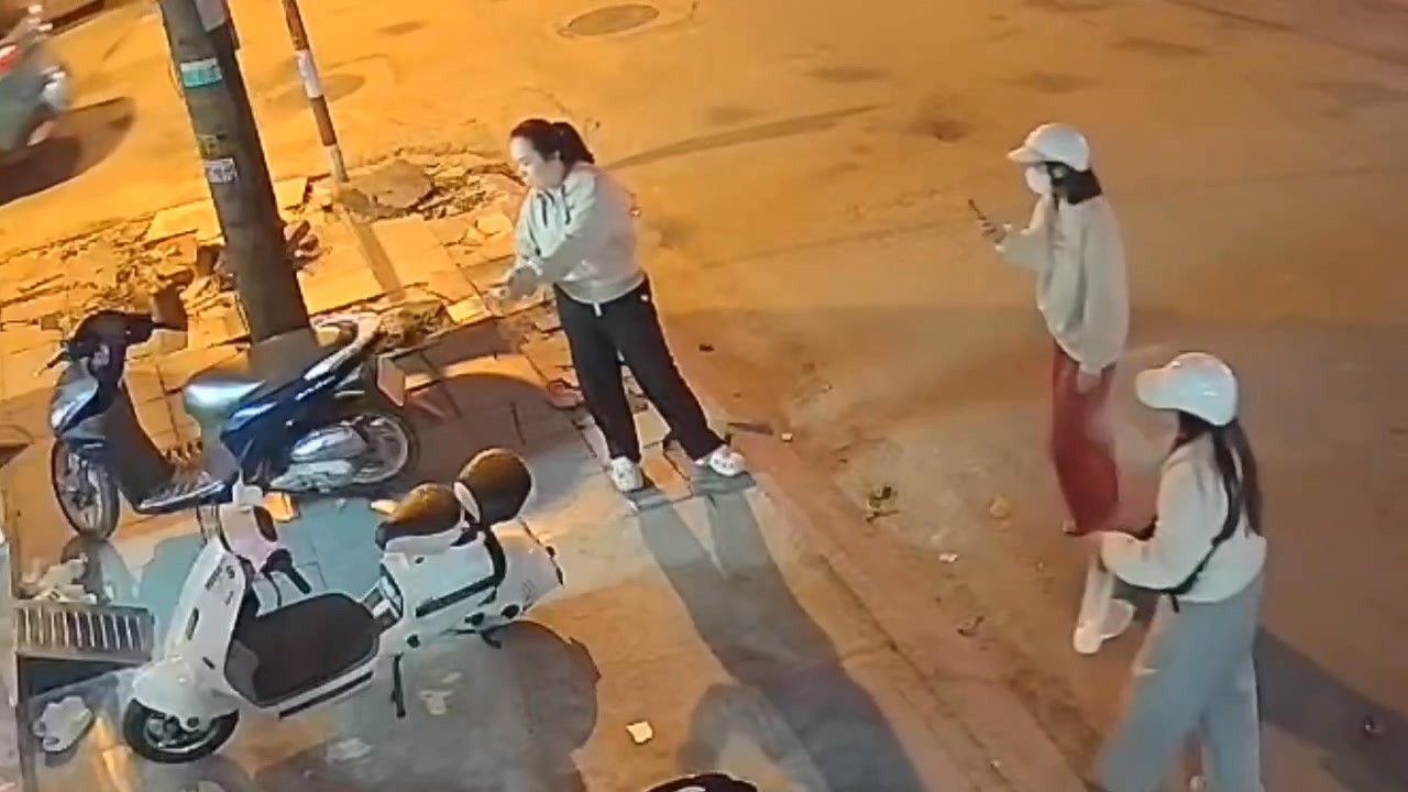 Xôn xao clip nhóm phụ nữ cắt tiền, rải gạo, muối trước cửa hàng tại Ninh Bình