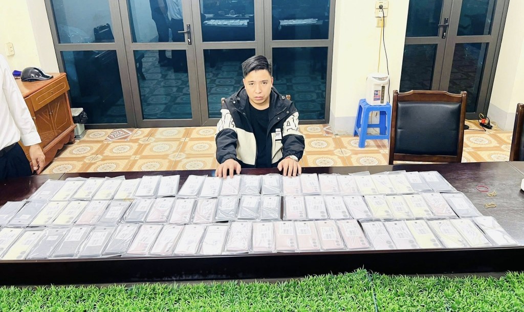 Lào Cai: Hải quan phát hiện, tạm giữ 65 điện thoại OPPO vận chuyển trái phép