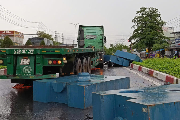 Khối sắt chục tấn rơi khỏi container, trúng người đi xe máy