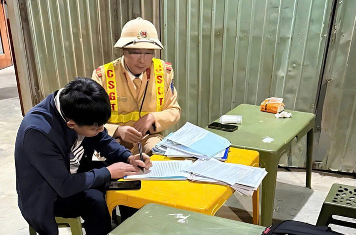 Bị kiểm tra nồng độ cồn, tài xế tăng ga hất văng CSGT lên nắp capo rồi bỏ chạy