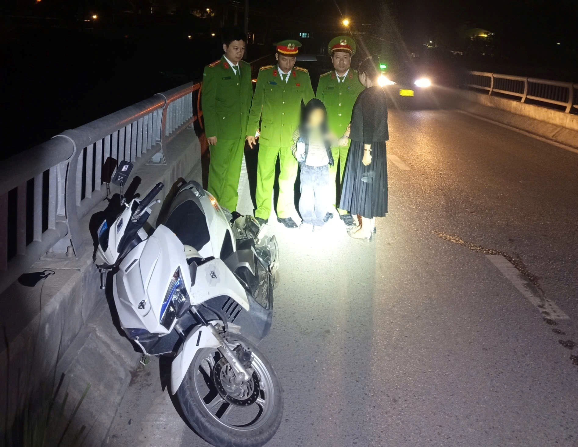 Công an phường Bạch Đằng: Kịp thời ngăn chặn 02 người nhảy cầu tự tử