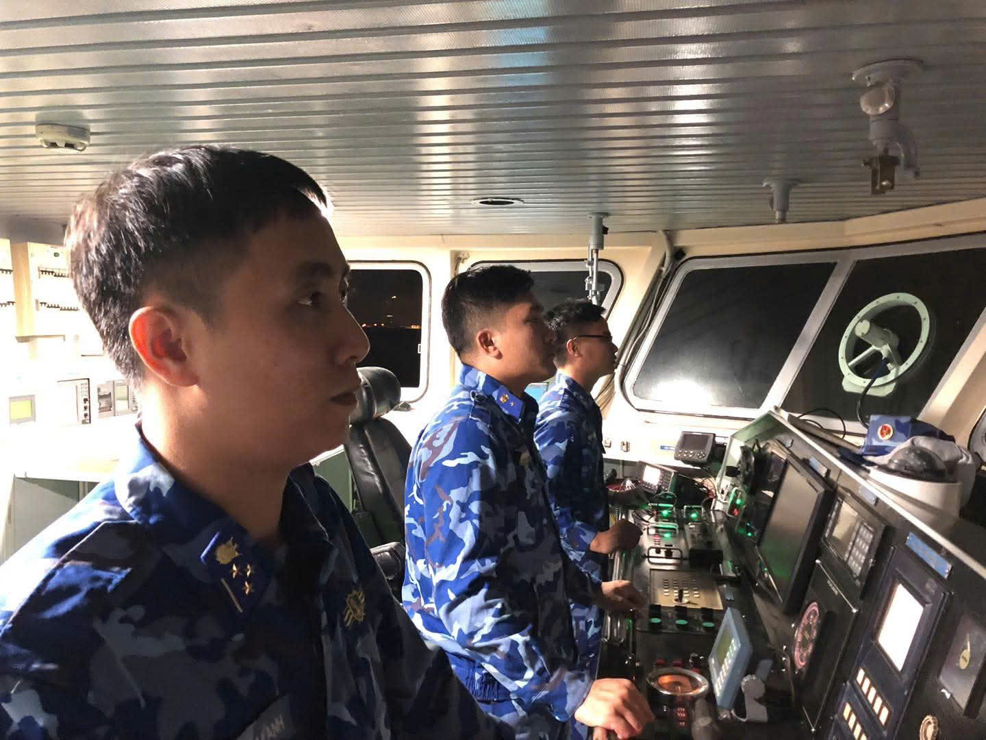 Nhanh chóng cứu 7 ngư dân gặp nạn do chìm tàu cá