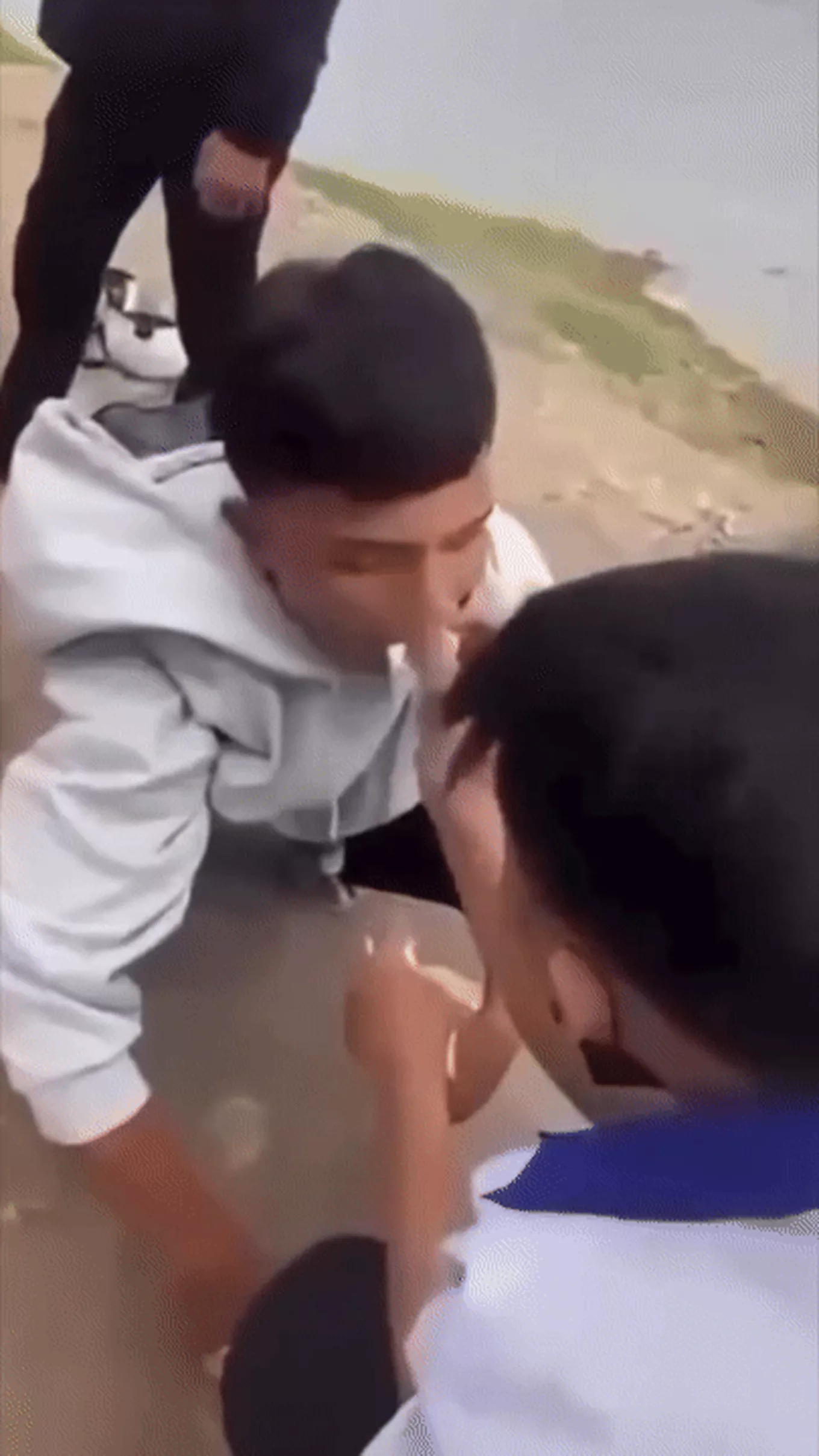 Nam sinh bị đánh hội đồng, nhét “đồ nhạy cảm” vào miệng gây sốc