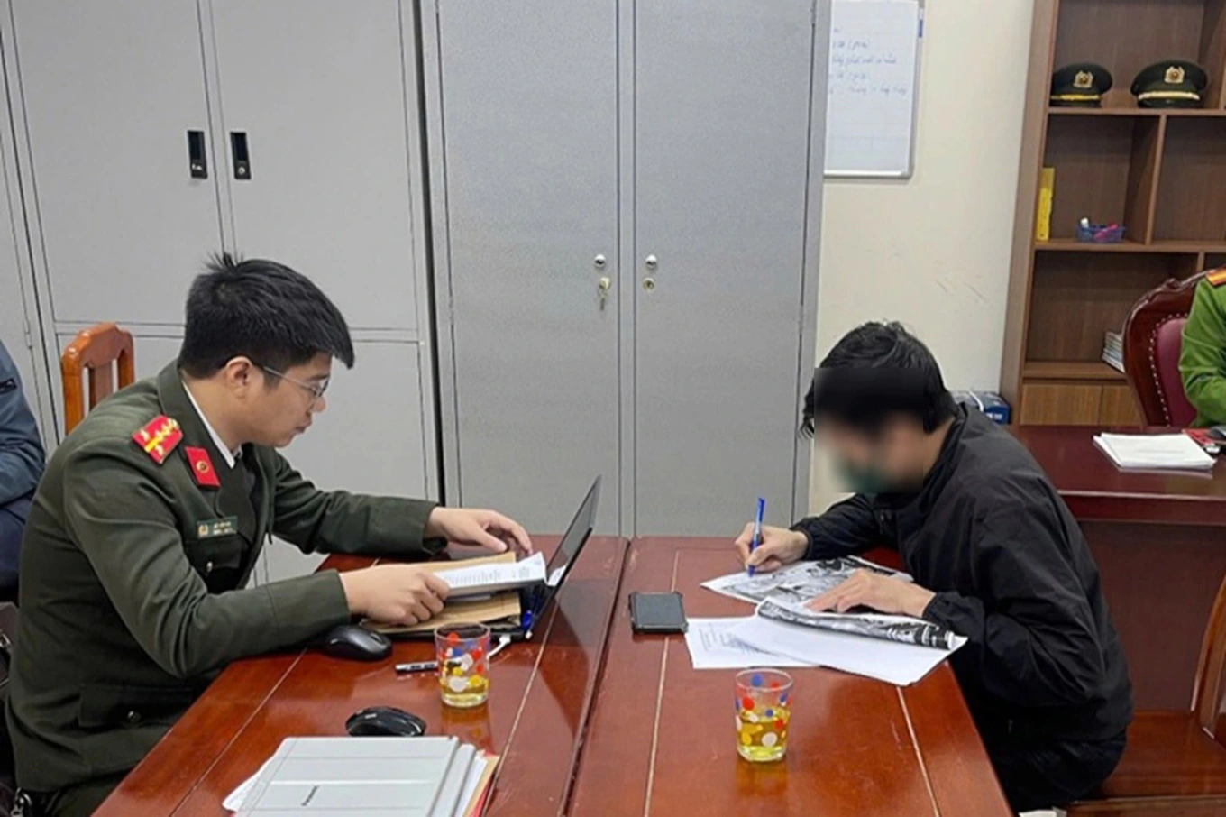 Công an làm việc với người đàn ông đăng video xuyên tạc của Lê Trung Khoa