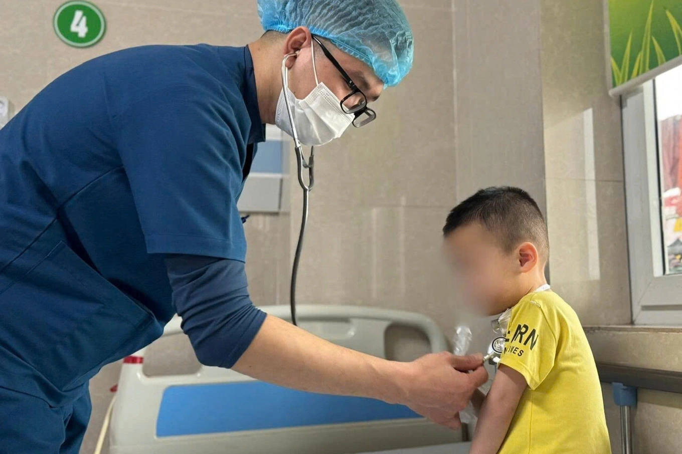 Cháu bé 3 tuổi uống nhầm dầu hỏa được cứu sống sau 6 tháng nằm viện