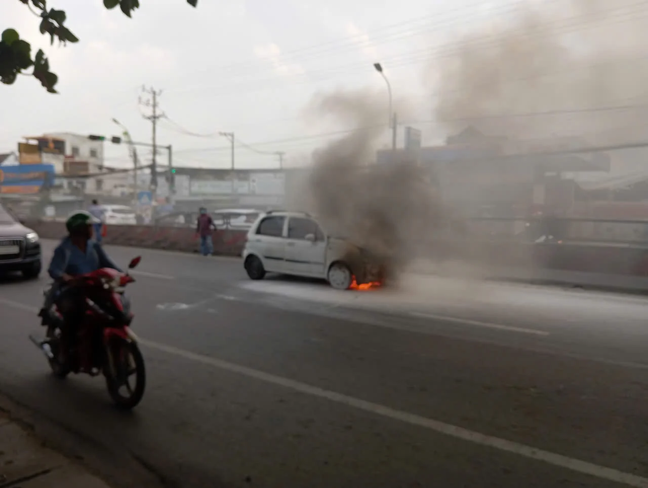 Sau tiếng nổ lớn, ô tô 4 chỗ bốc cháy dữ dội ở Tây Ninh