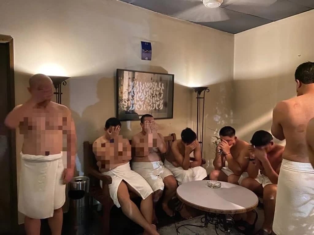 Hiện trường đột kích cơ sở mát-xa đồng tính, bắt giữ nhiều bác sĩ, giáo viên đang ‘tìm cảm giác lạ’