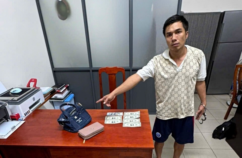 Dùng dao khống chế người phụ nữ nằm võng cướp nhầm vàng giả