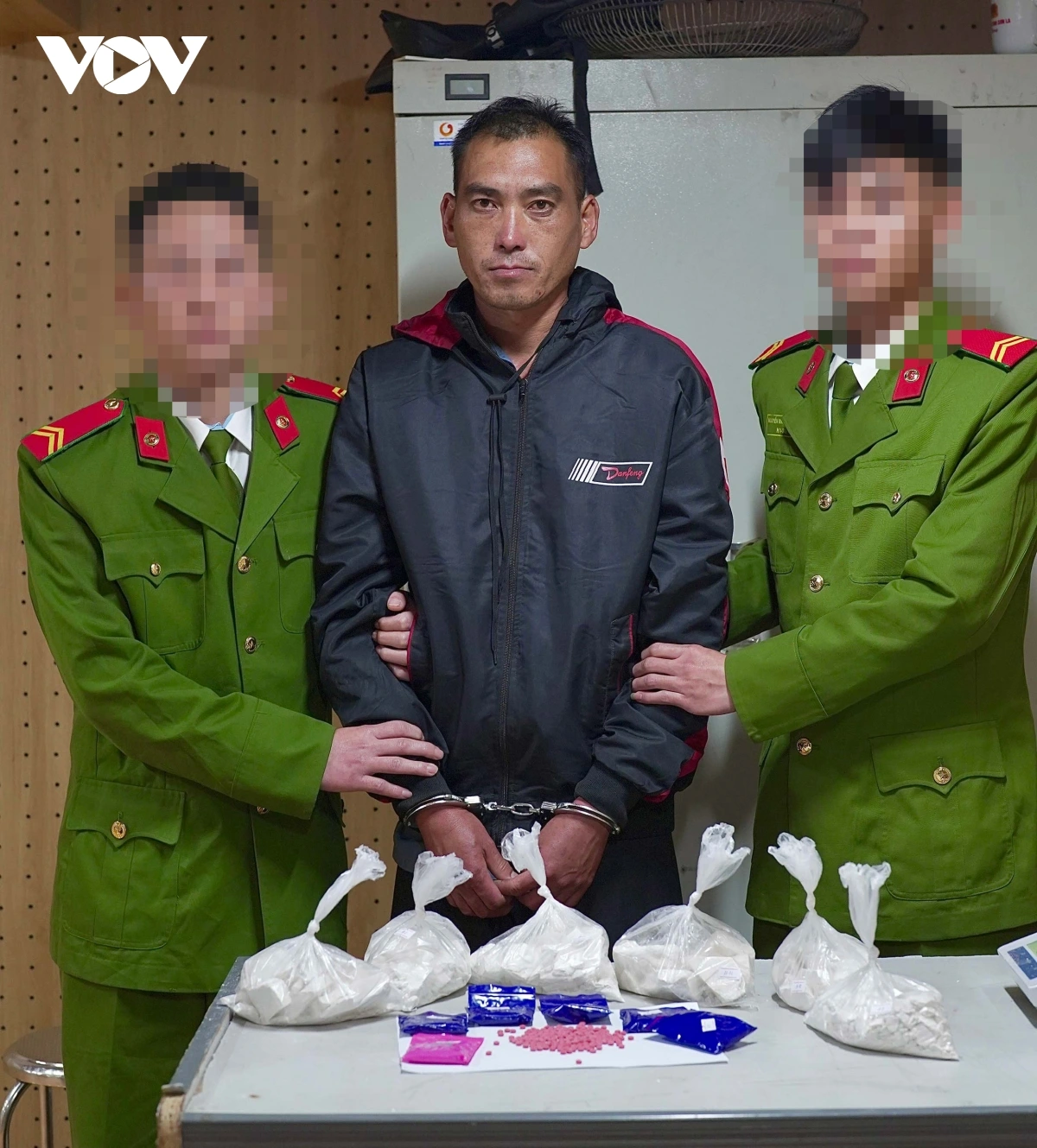 Bắt đối tượng mang vũ khí “nóng” đi tiêu thụ 6 bánh heroin ở Sơn La