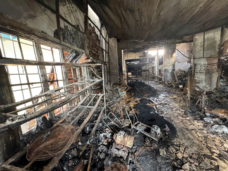 Cháy nhà 4 người chết ở Đắk Lắk: Bé 1 tháng tuổi sống sót nhờ người cha quấn khăn ướt ôm chặt