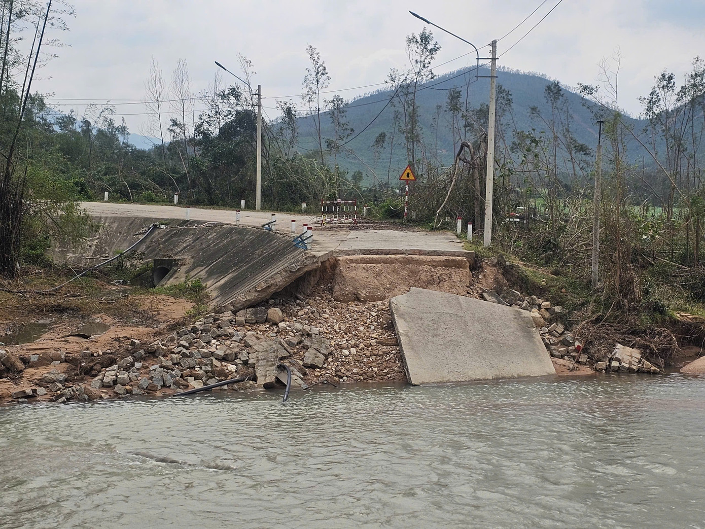 Gia Lai: Hơn 30m cầu bị sập trong bão 13, người dân phải đi đường vòng xa