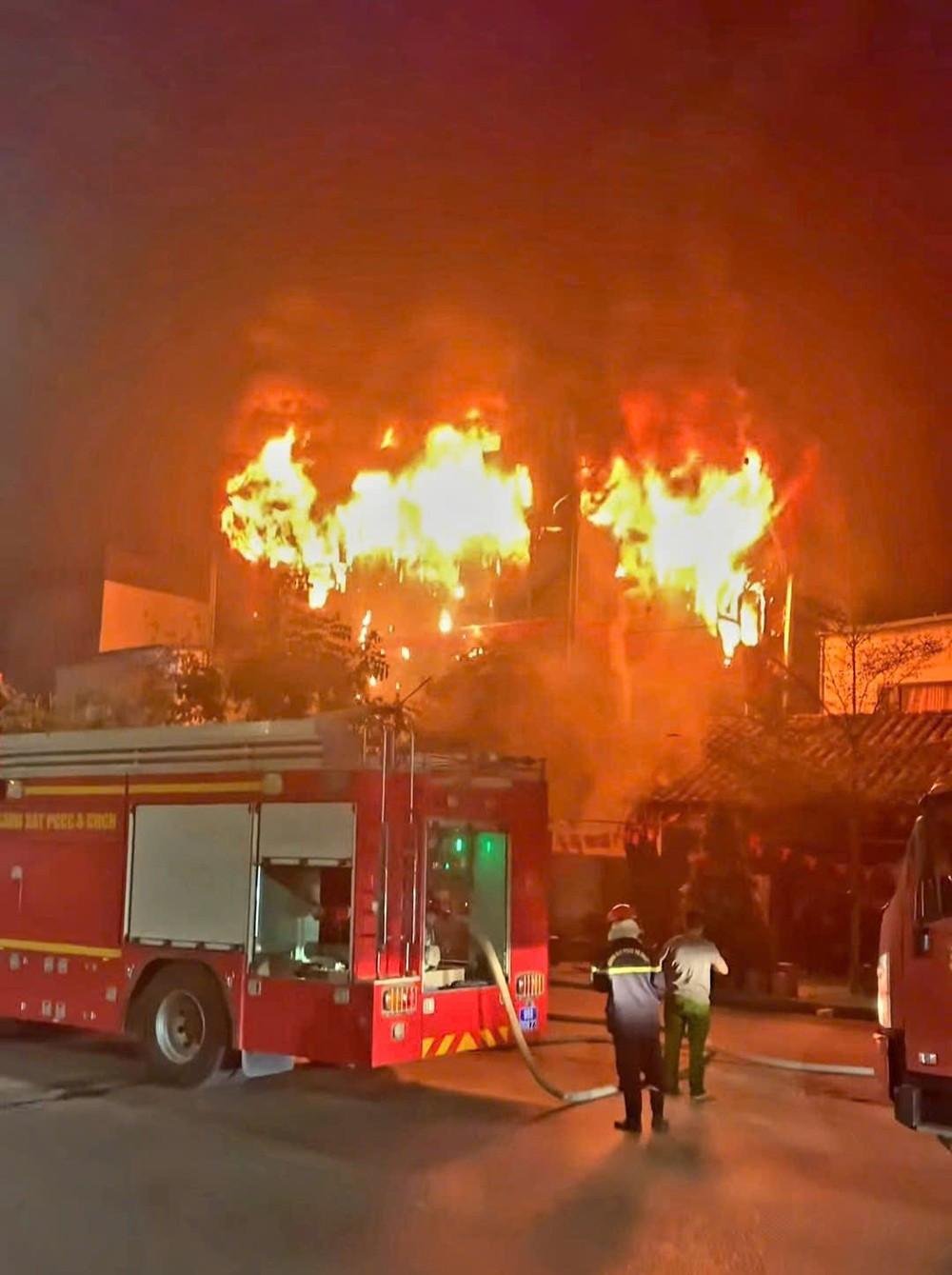 Nhà hàng Tâm Anh ở Bắc Ninh cháy ngùn ngụt trong đêm