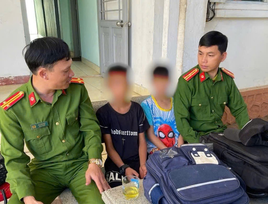 Gia Lai: Cảnh sát 113 bàn giao 2 bé trai bỏ nhà đi cho gia đình