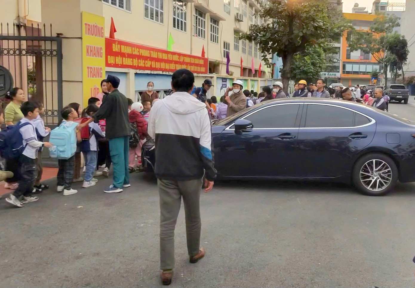 Vụ hiệu trưởng đỗ Lexus chắn cổng trường ở Quảng Ninh: Lãnh đạo phường Hạ Long nói gì?