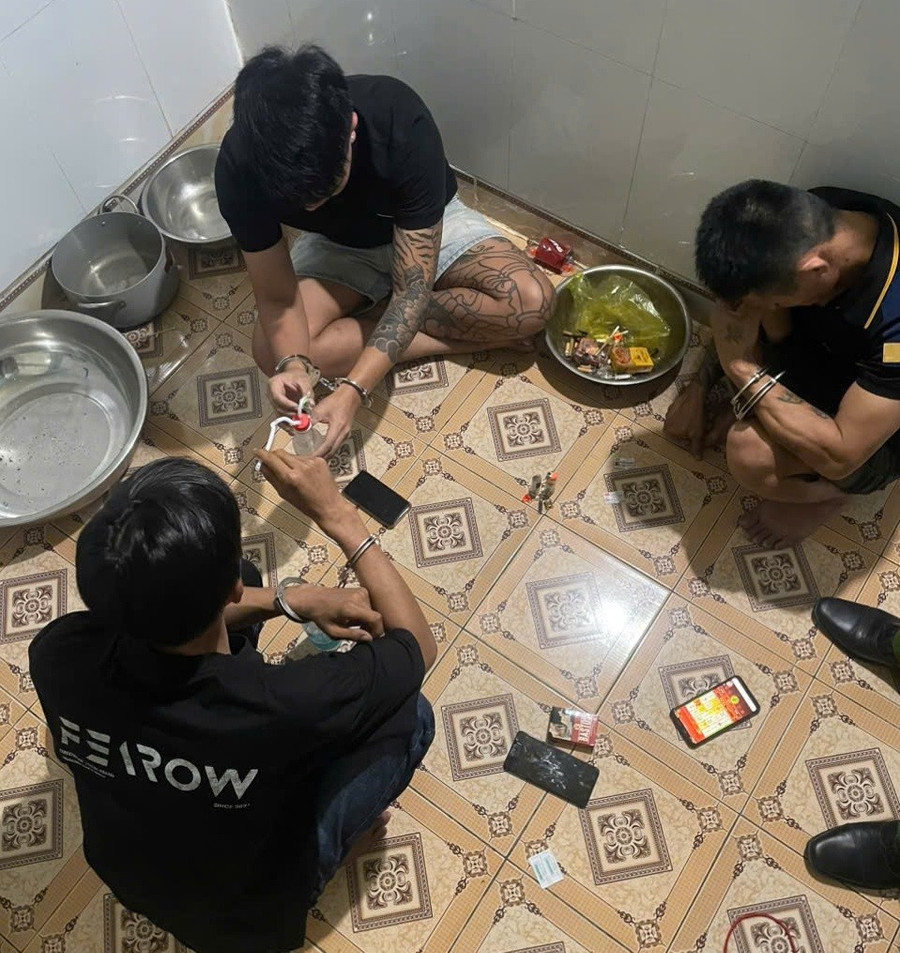 Gia Lai: Bắt quả tang 3 thanh niên tổ chức sử dụng ma túy trong phòng ngủ