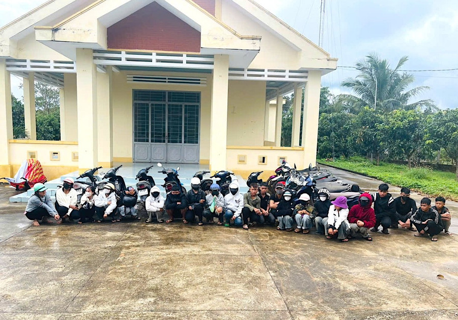 Công an xã Hra ngăn chặn nhóm thanh thiếu niên livestream khi điều khiển xe tốc độ cao