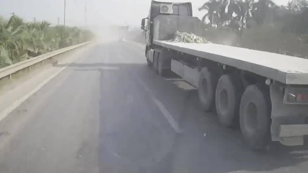 [ CLIP ] Xe khách tông xe hút rác trên cao tốc Hà Nội – Thái Nguyên