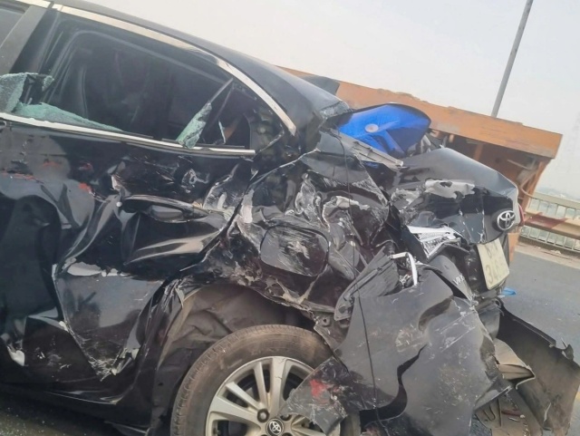 [VIDEO] Ôtô 4 chỗ bẹp rúm sau va chạm liên hoàn, cầu Thăng Long tắc 3 km