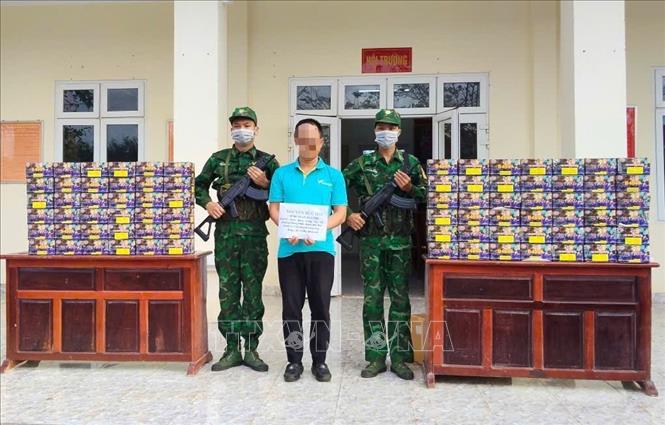 Bắt giữ các đối tượng vận chuyển pháo trái phép
