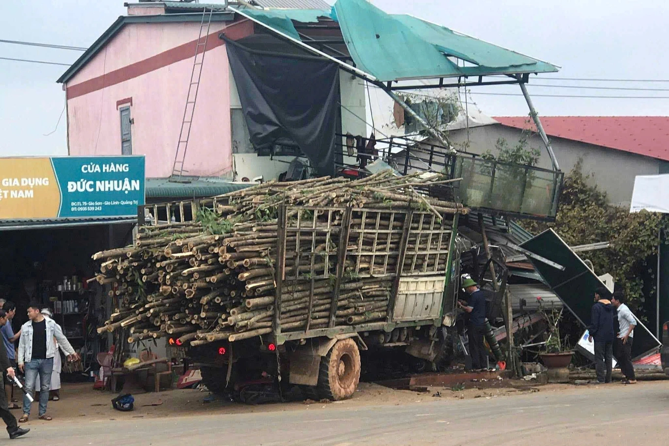 Ô tô tải tông xe máy rồi lao vào nhà dân, 5 người thương vong