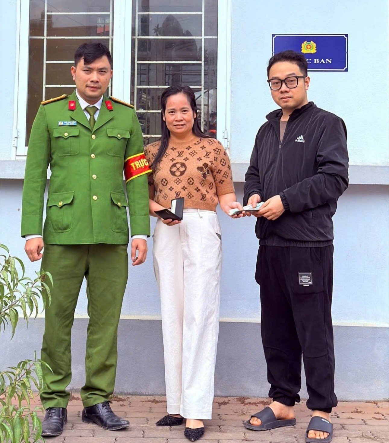 Công an phường Yên Bái biểu dương việc làm tốt, trả lại tài sản cho người đánh rơi