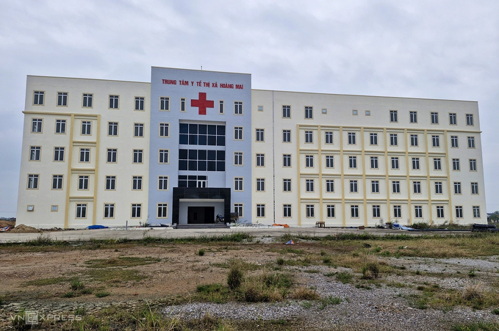 Trung tâm y tế hơn 60 tỷ đồng xây nửa vời rồi ‘đắp chiếu’